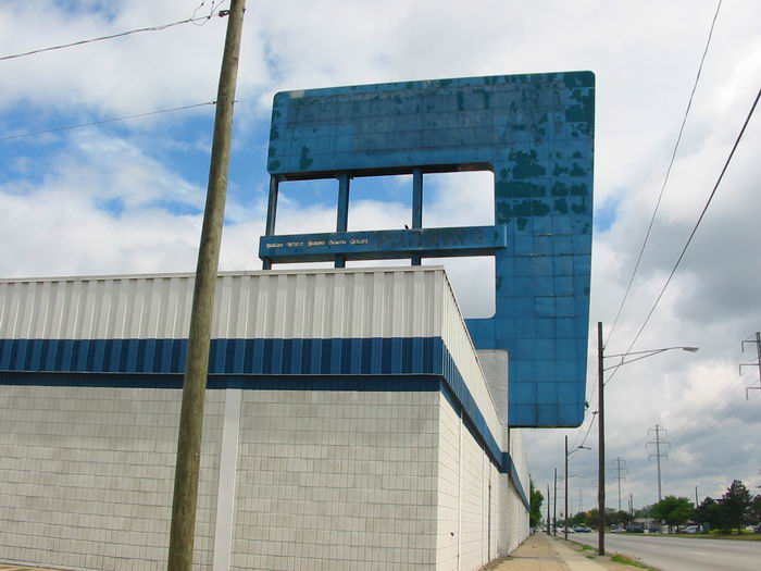 Federals (Federal Department Store) - Detroit - 1727 E 8 Mile Rd (newer photo)